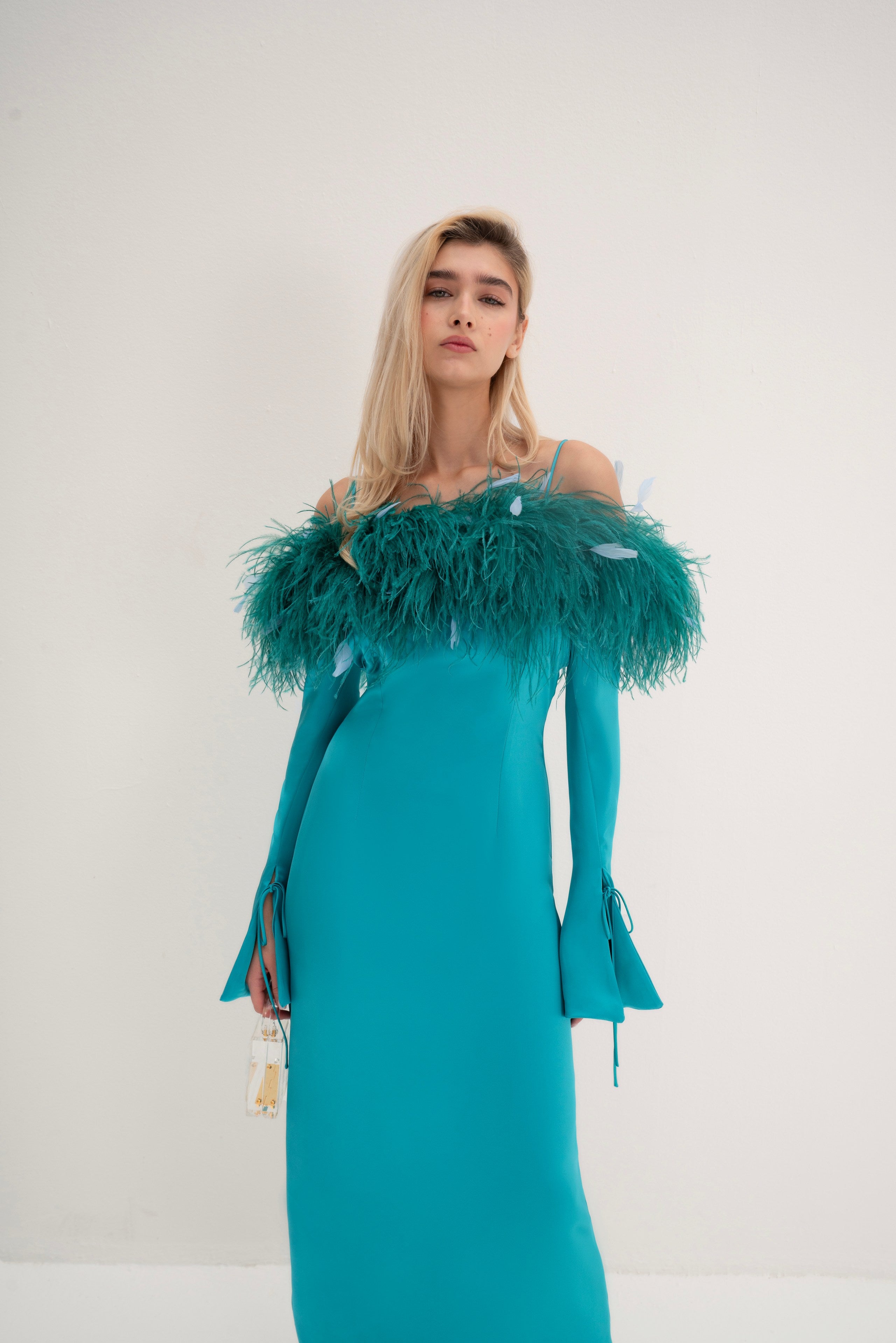 what is the classic femme fatale dress How to Dress Like a 1940s Femme Fatale!